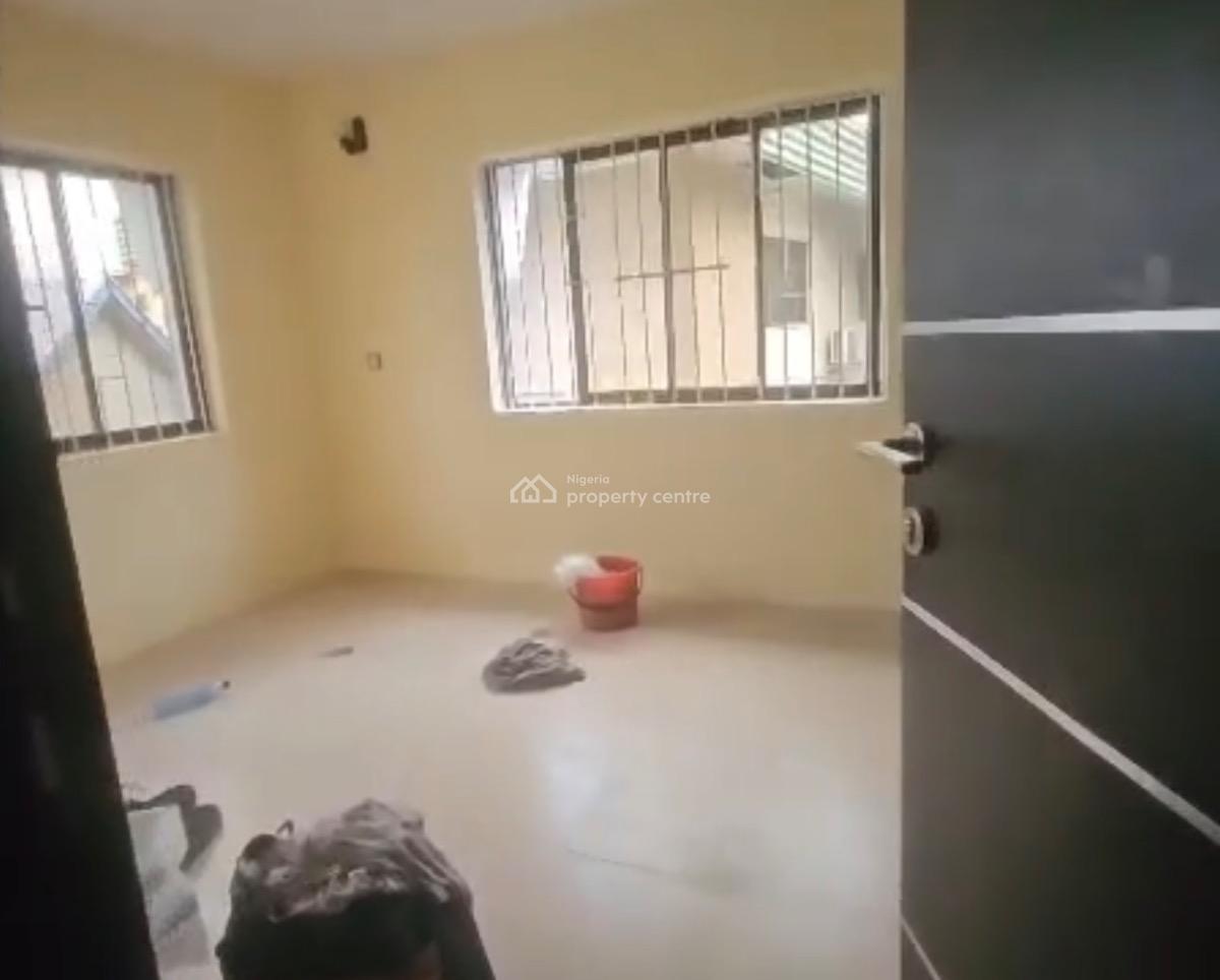 Spacious 3 Bedroom Apartment, Yaba, Lagos, Flat / Apartment for Rent