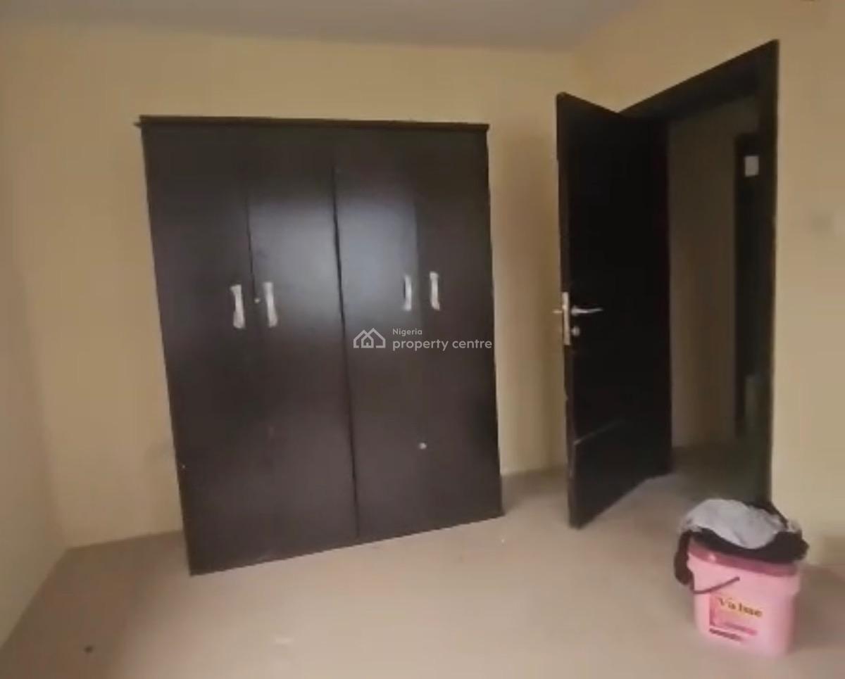 Spacious 3 Bedroom Apartment, Yaba, Lagos, Flat / Apartment for Rent