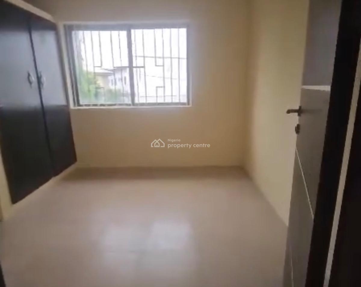 Spacious 3 Bedroom Apartment, Yaba, Lagos, Flat / Apartment for Rent