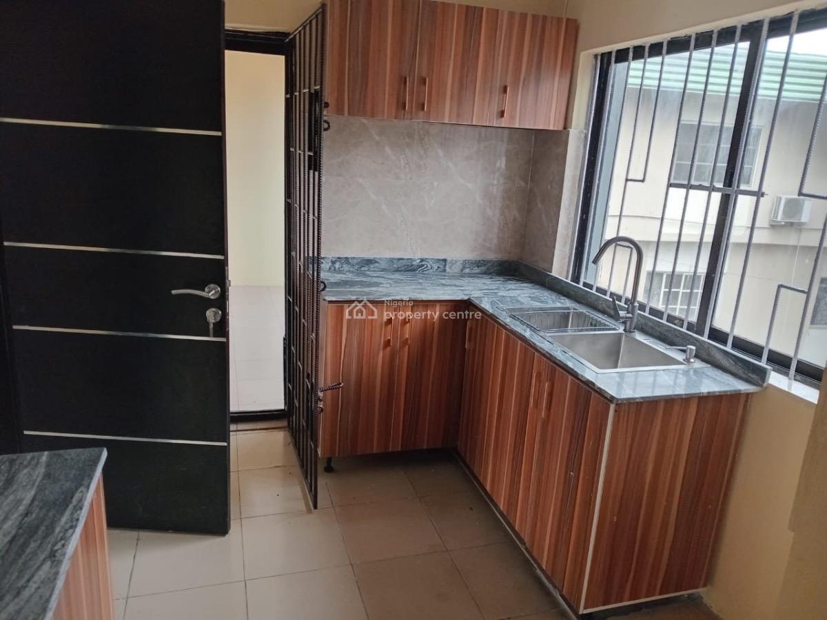 Spacious 3 Bedroom Apartment, Yaba, Lagos, Flat / Apartment for Rent