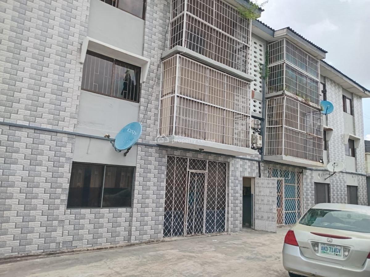 Spacious 3 Bedroom Apartment, Yaba, Lagos, Flat / Apartment for Rent
