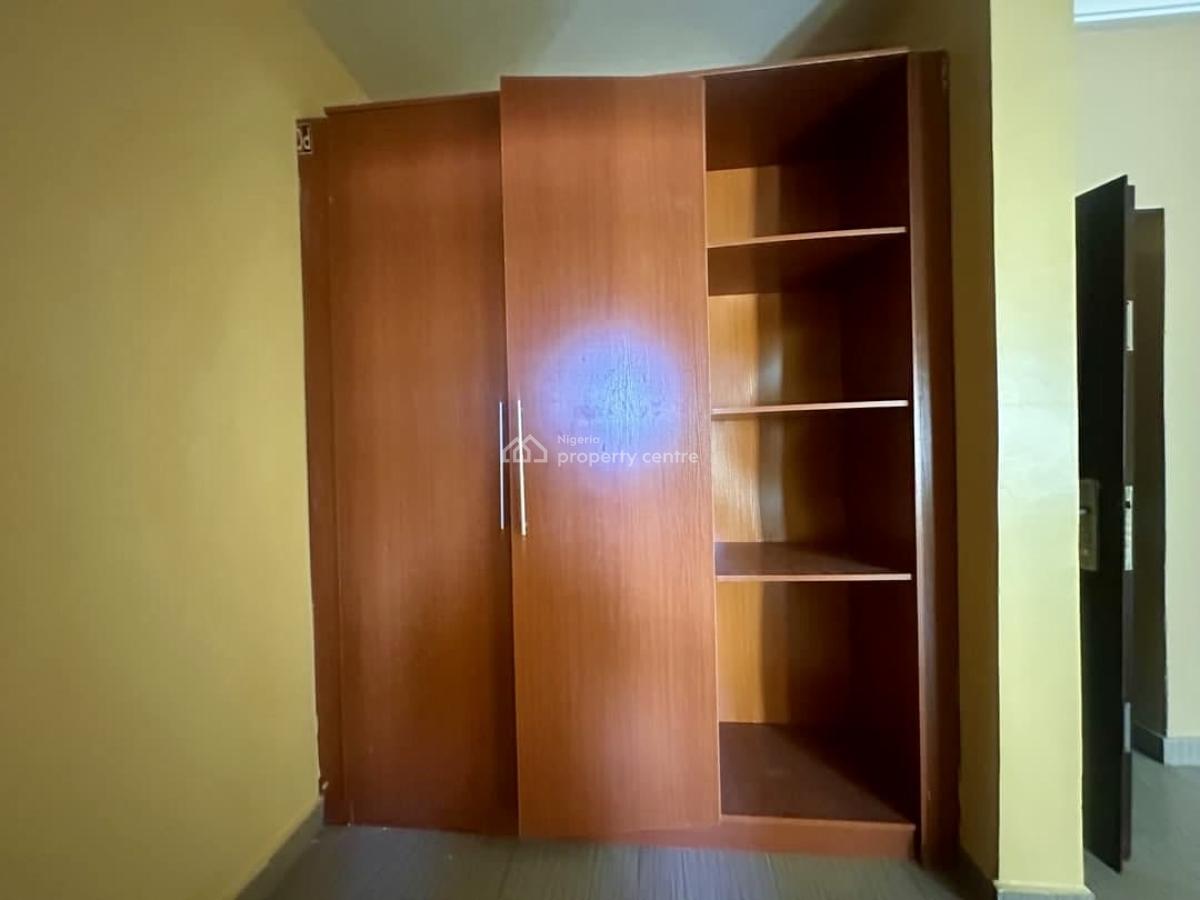 Well-finished 3-bedroom Apartment  Ologolo, Ologolo, Lekki, Lagos, Flat / Apartment for Rent