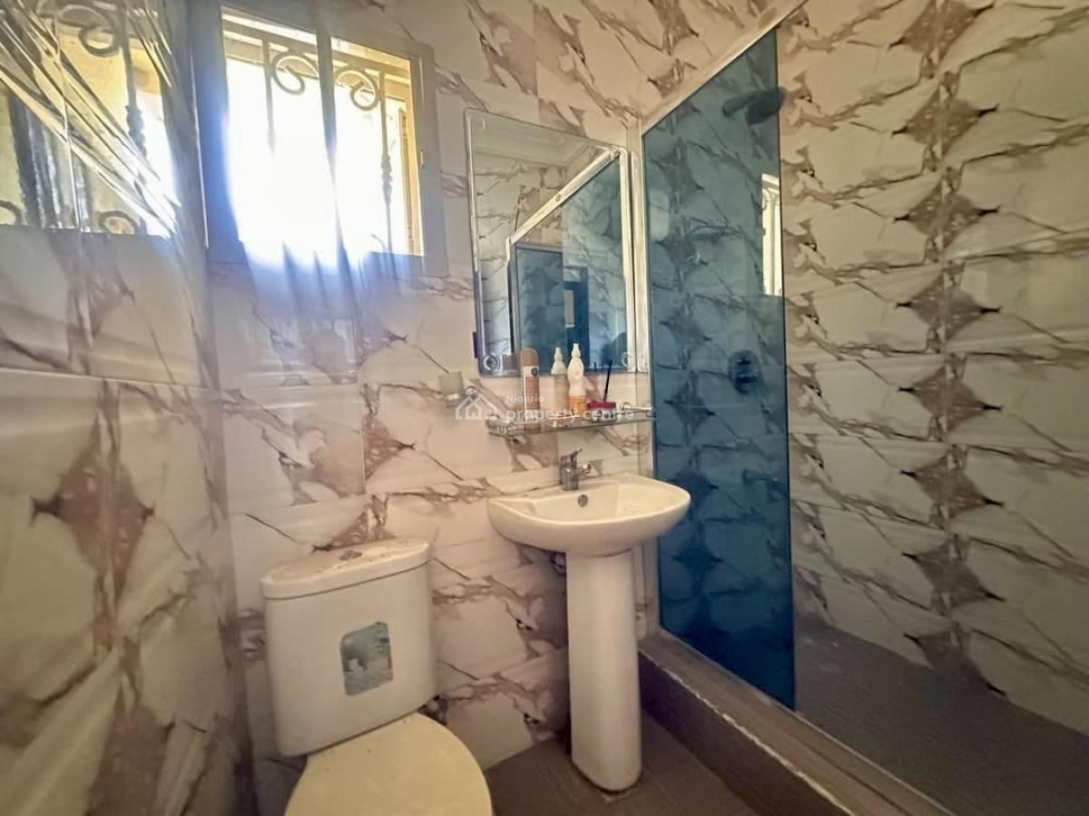 Well-finished 3-bedroom Apartment  Ologolo, Ologolo, Lekki, Lagos, Flat / Apartment for Rent