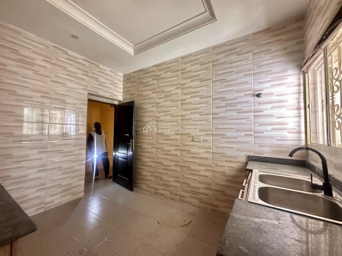 Well-finished 3-bedroom Apartment  Ologolo, Ologolo, Lekki, Lagos, Flat / Apartment for Rent