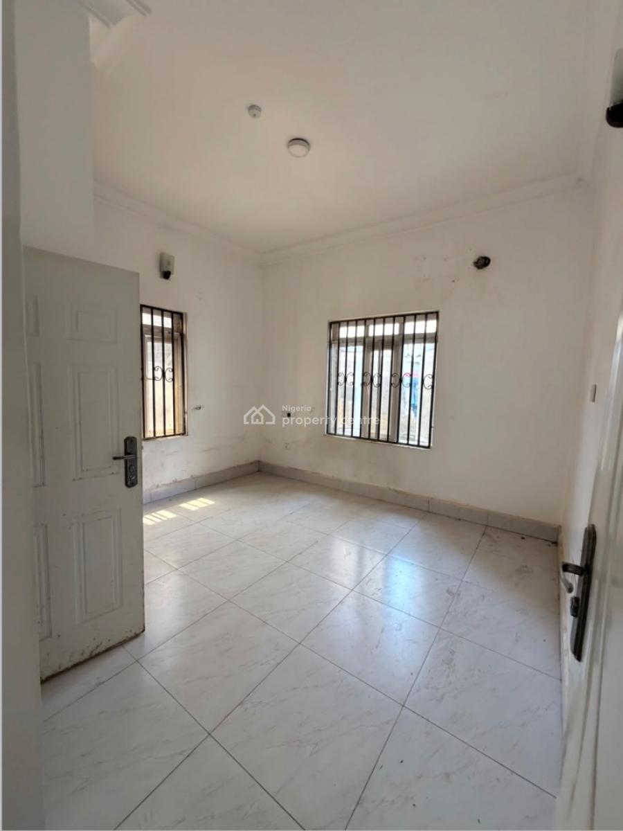Newly Vacated 2 Bedroom Flat, Jahi, Jahi, Abuja, Flat / Apartment for Rent