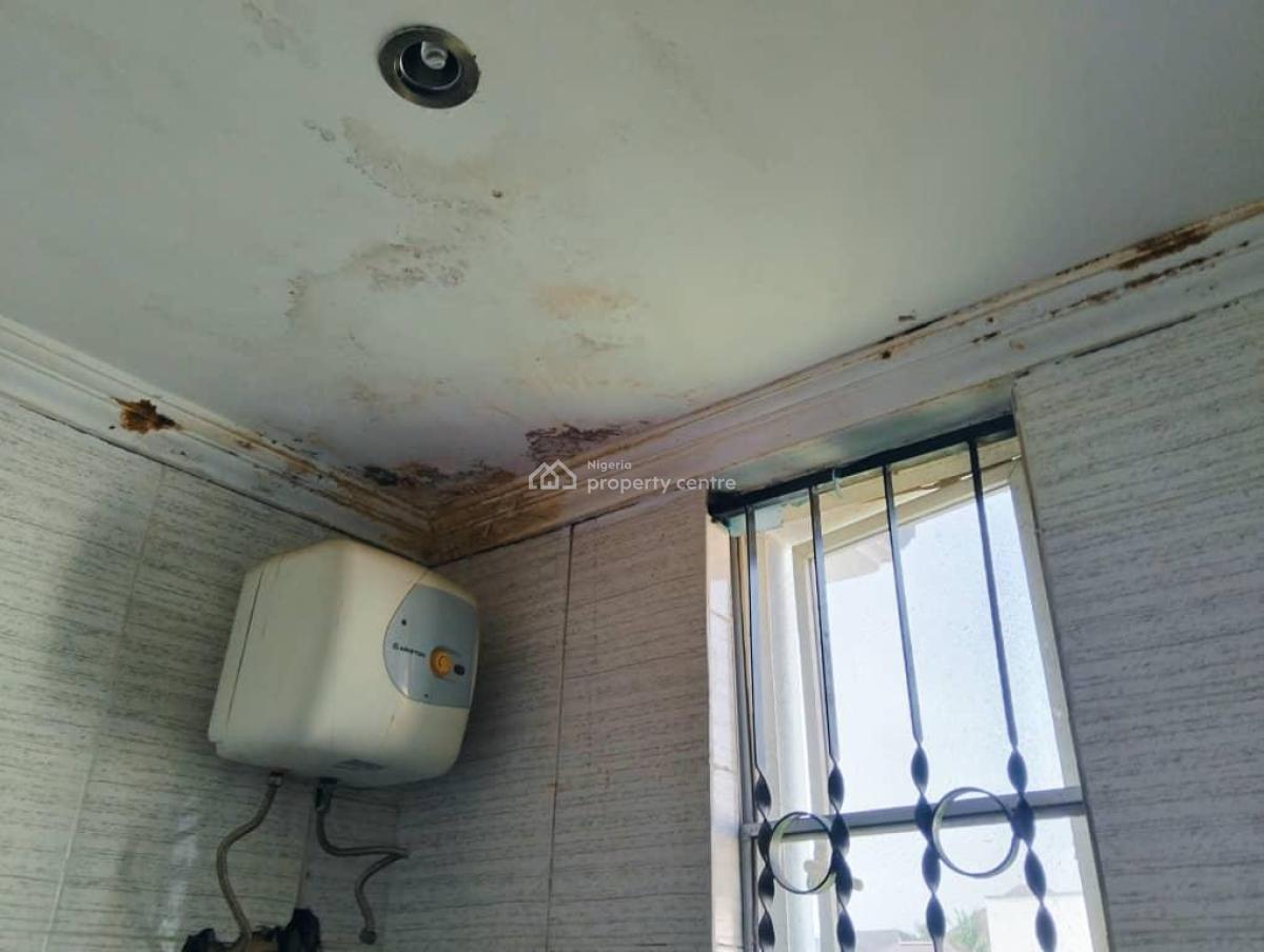 Distress Property 4bedroom Dupkex + a Room &parlor Bq on  640sqm Land, Lekki County Ikota ,lekki ,lagos ,nigeria, Ikota, Lekki, Lagos, Detached Duplex for Sale