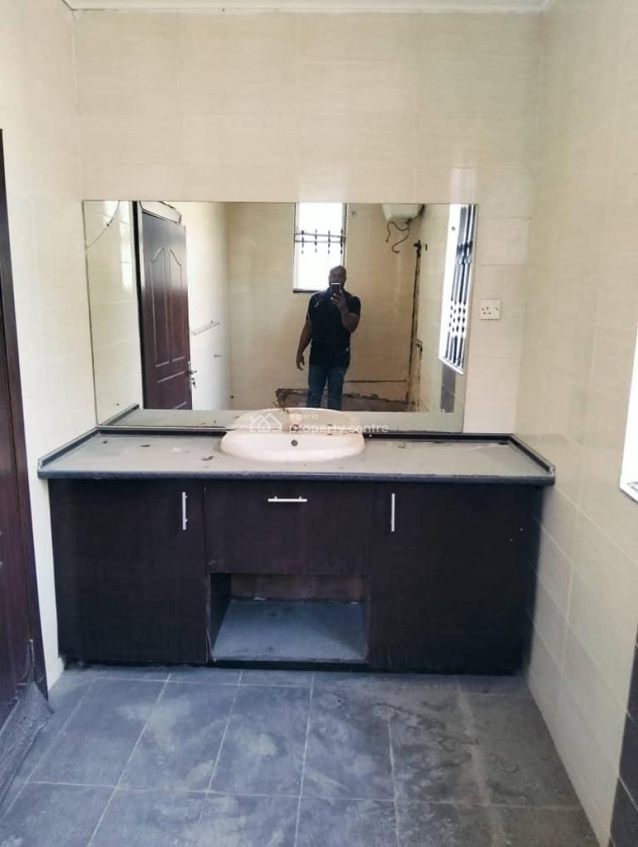 Distress Property 4bedroom Dupkex + a Room &parlor Bq on  640sqm Land, Lekki County Ikota ,lekki ,lagos ,nigeria, Ikota, Lekki, Lagos, Detached Duplex for Sale