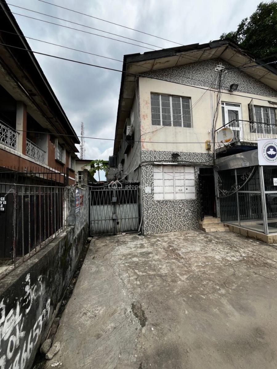 Spacious Block of 4 Flats, Itire, Lagos, Block of Flats for Sale