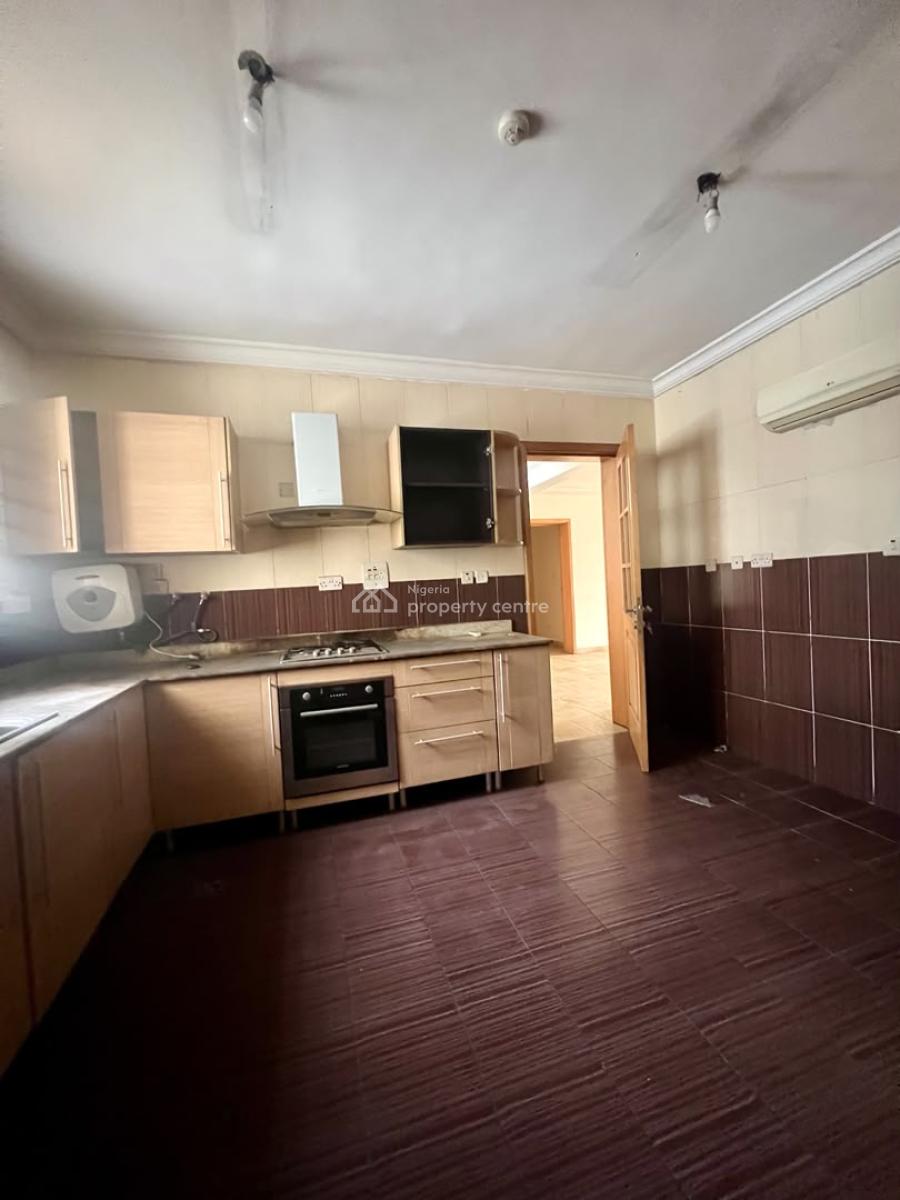 Well Maintained 3 Bedrooms Apartment with Pool and Bq, Lekki Phase 1, Lekki, Lagos, Flat / Apartment for Rent