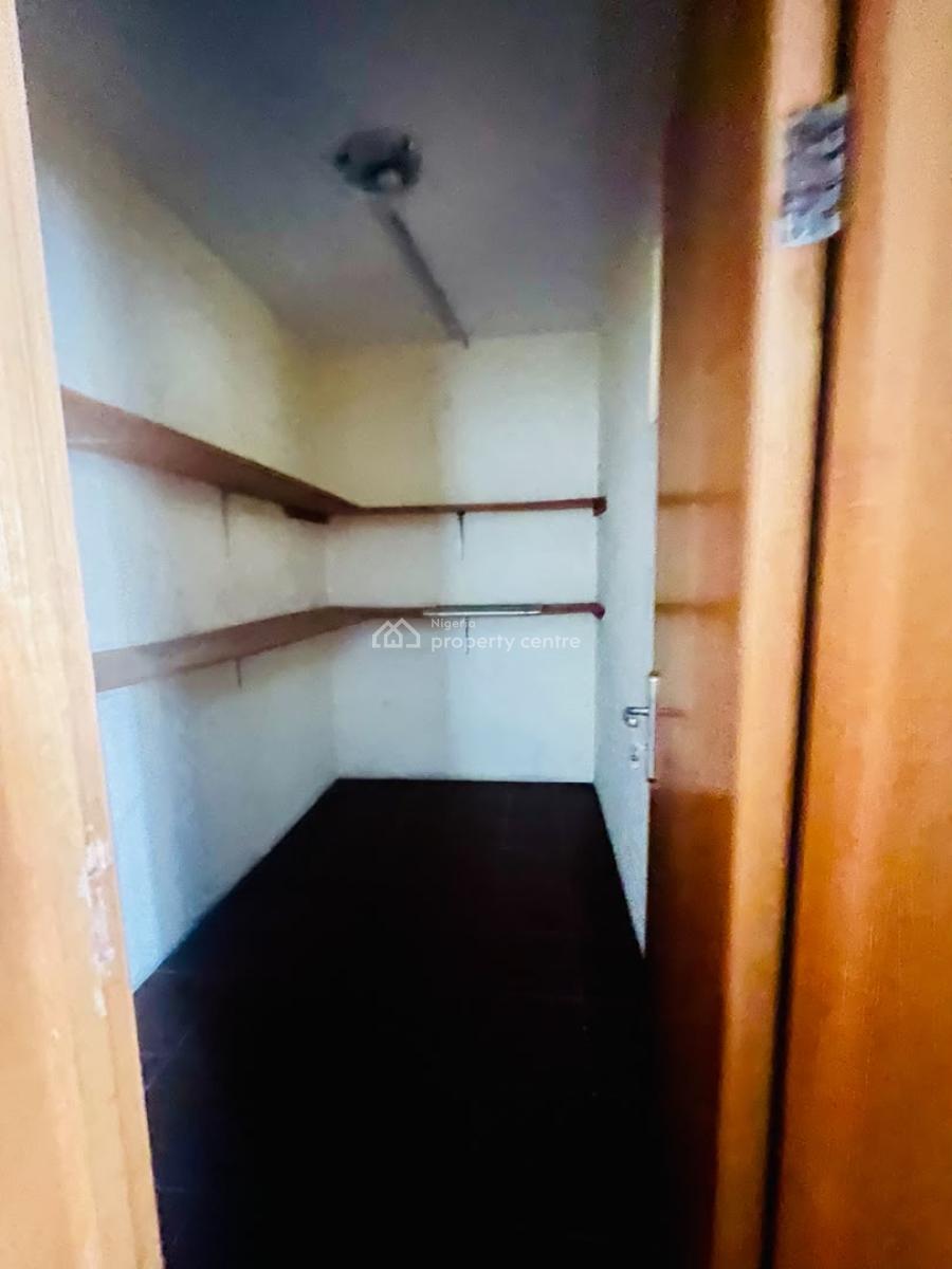 Well Maintained 3 Bedrooms Apartment with Pool and Bq, Lekki Phase 1, Lekki, Lagos, Flat / Apartment for Rent