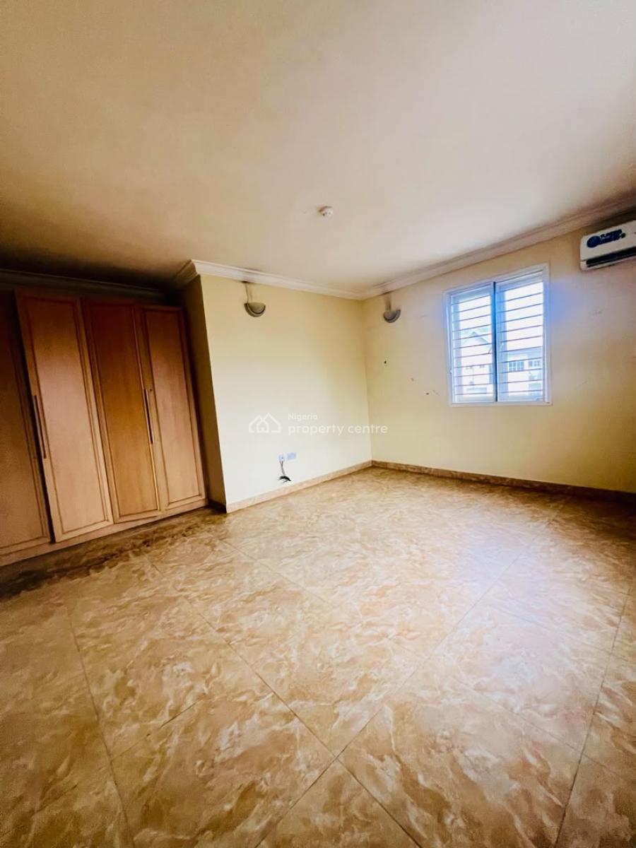 Well Maintained 3 Bedrooms Apartment with Pool and Bq, Lekki Phase 1, Lekki, Lagos, Flat / Apartment for Rent