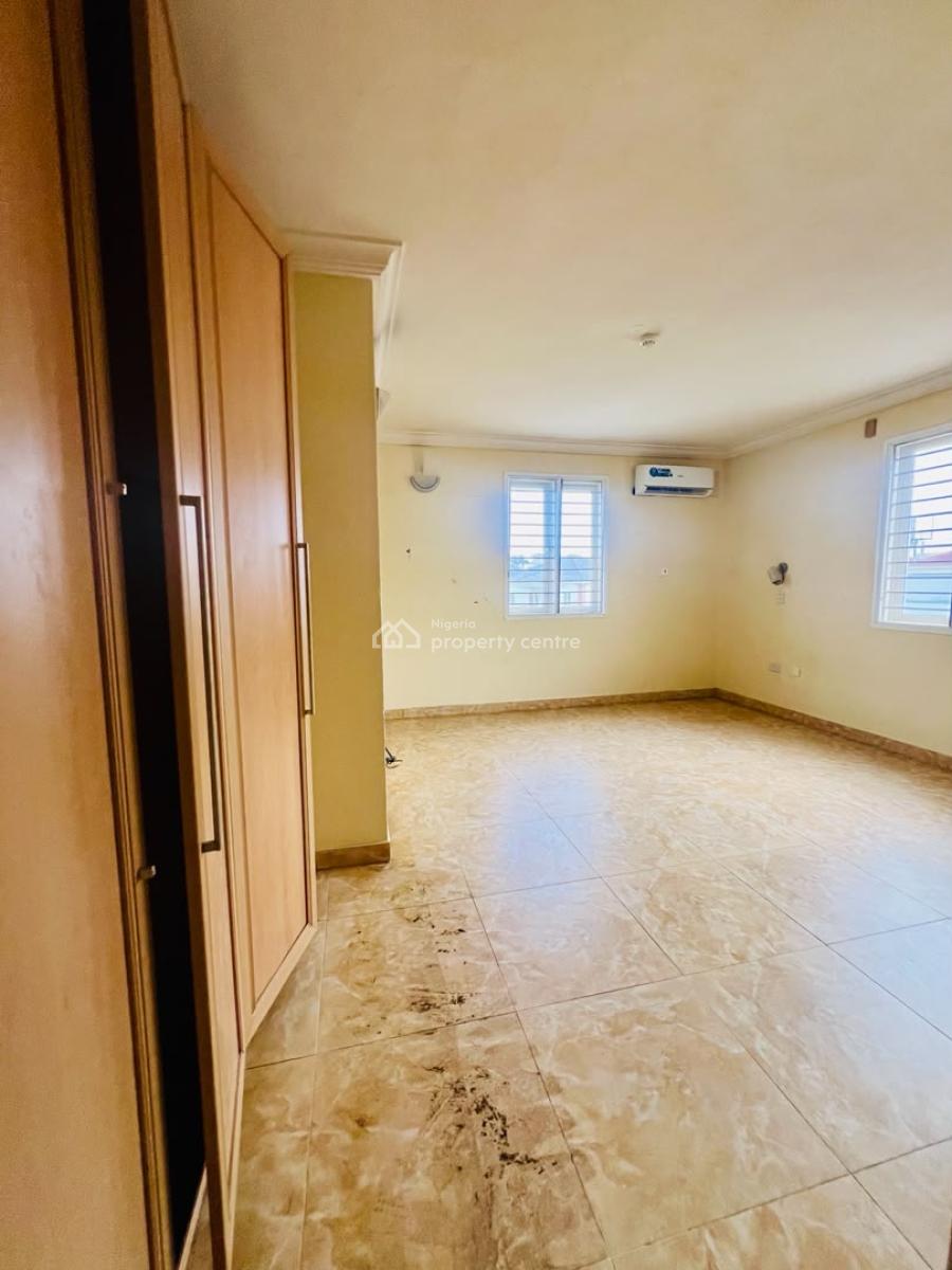 Well Maintained 3 Bedrooms Apartment with Pool and Bq, Lekki Phase 1, Lekki, Lagos, Flat / Apartment for Rent