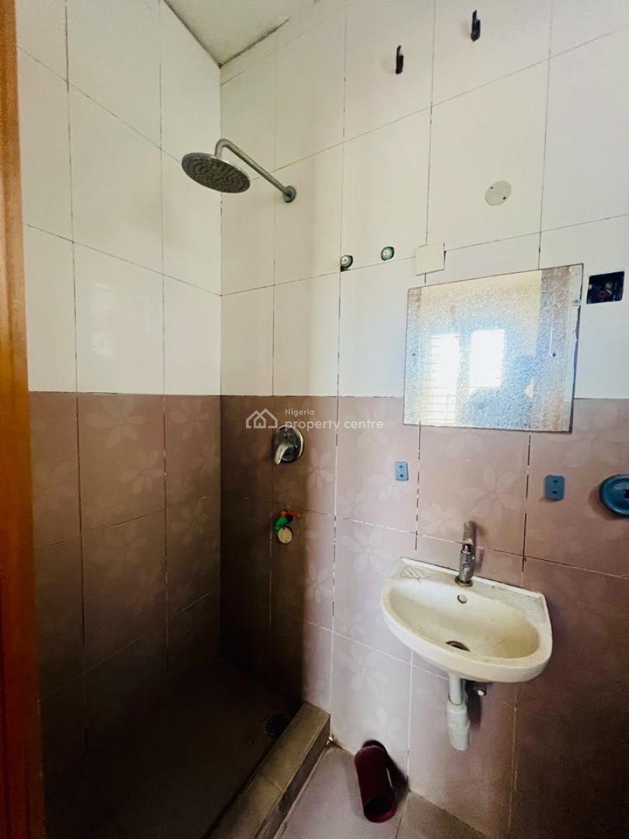 Well Maintained 3 Bedrooms Apartment with Pool and Bq, Lekki Phase 1, Lekki, Lagos, Flat / Apartment for Rent
