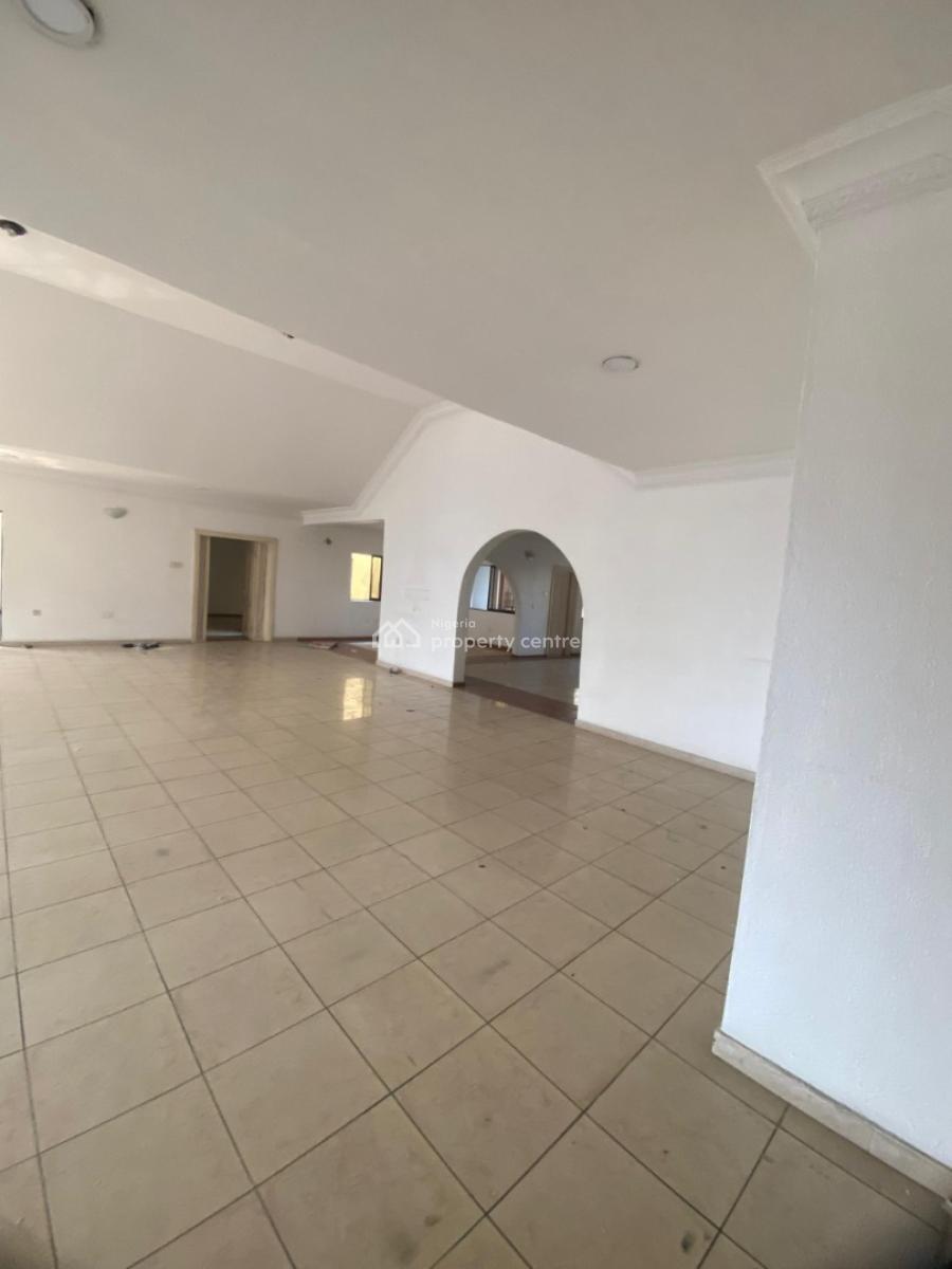 Well Maintained &  Spacious 3 Bedroom Apartment, Lekki Phase 1, Lekki, Lagos, Flat / Apartment for Rent