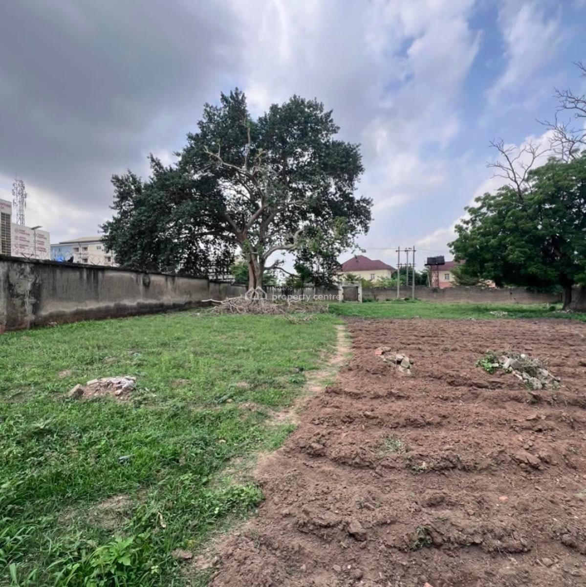 Plot of Land  Tarred Road   Size: 1.4 Hectares, Jabi, Abuja, Commercial Land for Sale