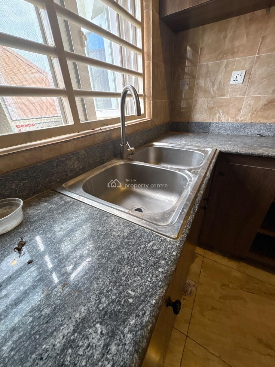 3-bedroom + 1 Room Basement, Von Axis, Lugbe District, Abuja, Flat / Apartment for Rent