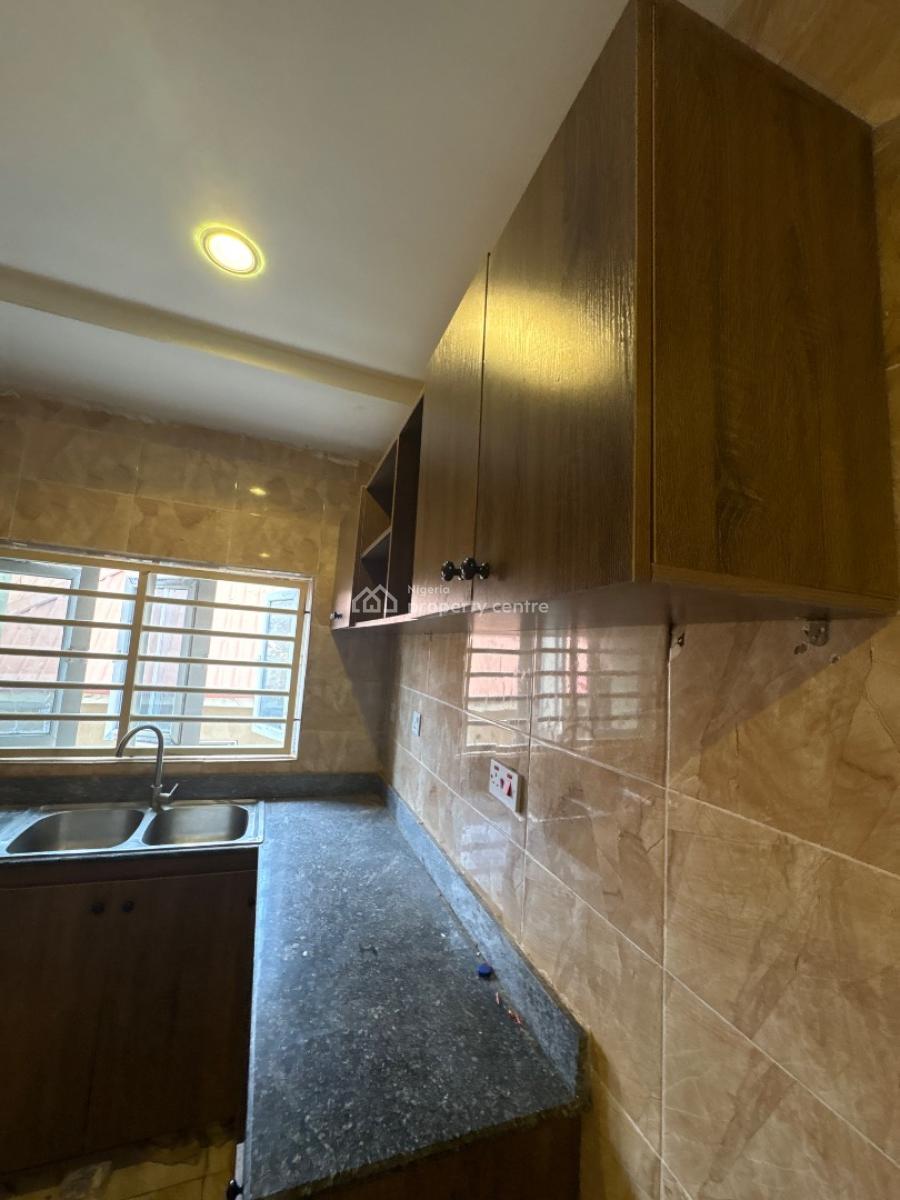 3-bedroom + 1 Room Basement, Von Axis, Lugbe District, Abuja, Flat / Apartment for Rent