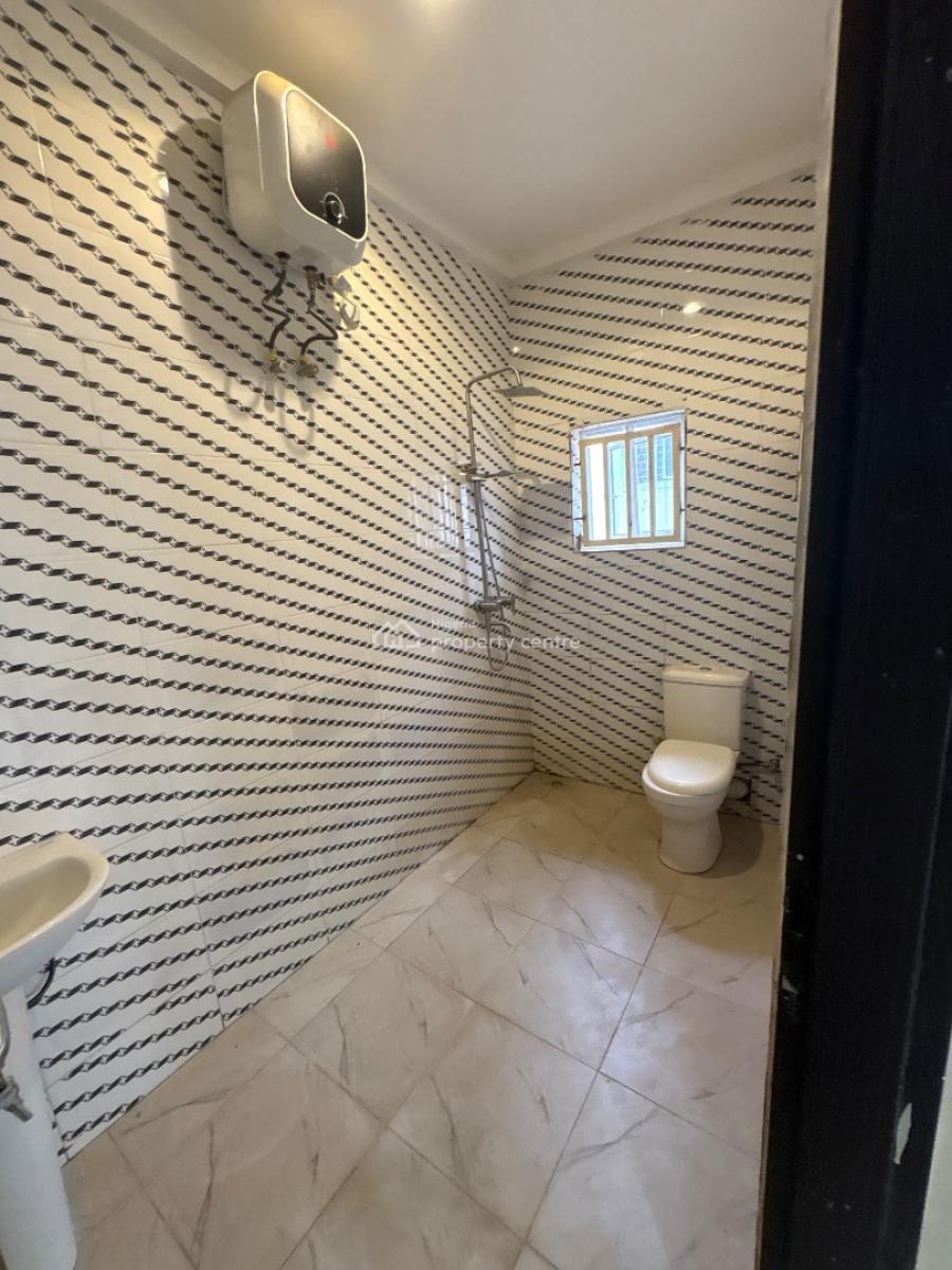 3-bedroom + 1 Room Basement, Von Axis, Lugbe District, Abuja, Flat / Apartment for Rent