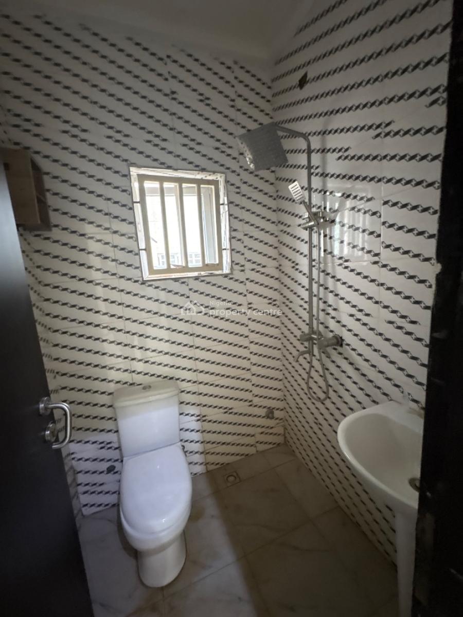 3-bedroom + 1 Room Basement, Von Axis, Lugbe District, Abuja, Flat / Apartment for Rent