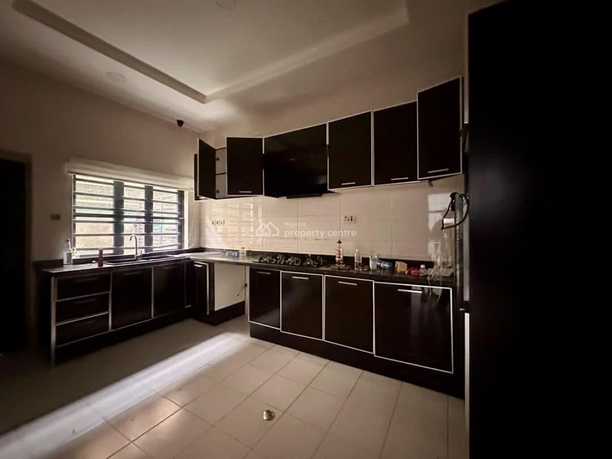 -	Well-finished 4-bedroom Terrace Duplex with Bq, Lekki, Lekki Phase 1, Lekki, Lagos, Terraced Duplex for Rent