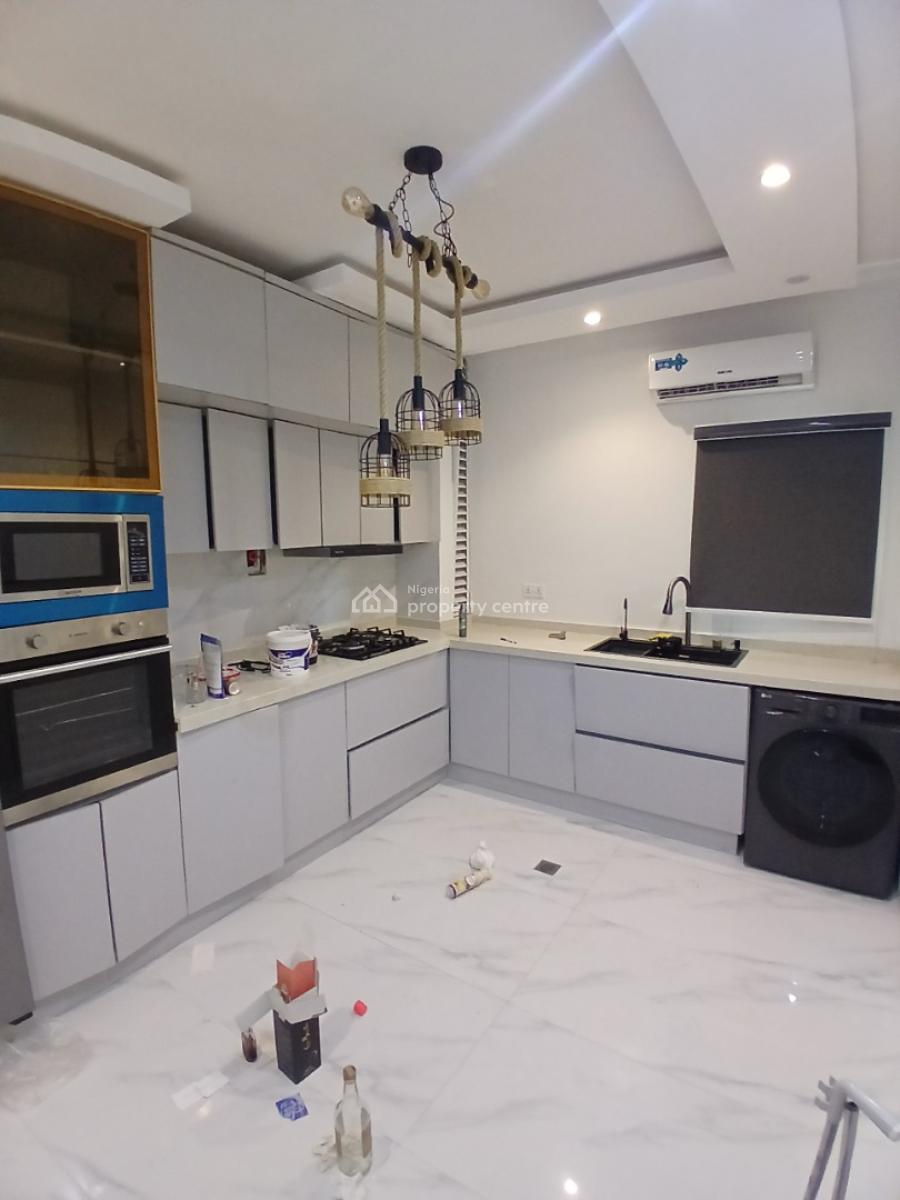 Recently Vacated 2 Bedroom En-suite Flat, Lekki Phase 1, Lekki, Lagos, Flat / Apartment for Rent