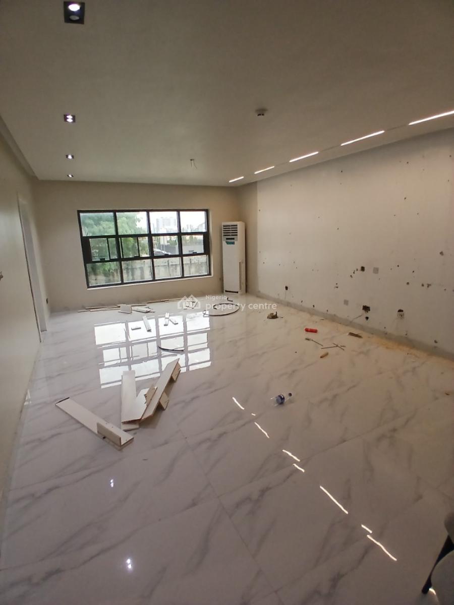 Recently Vacated 2 Bedroom En-suite Flat, Lekki Phase 1, Lekki, Lagos, Flat / Apartment for Rent
