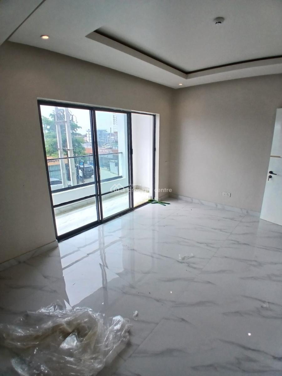 Recently Vacated 2 Bedroom En-suite Flat, Lekki Phase 1, Lekki, Lagos, Flat / Apartment for Rent