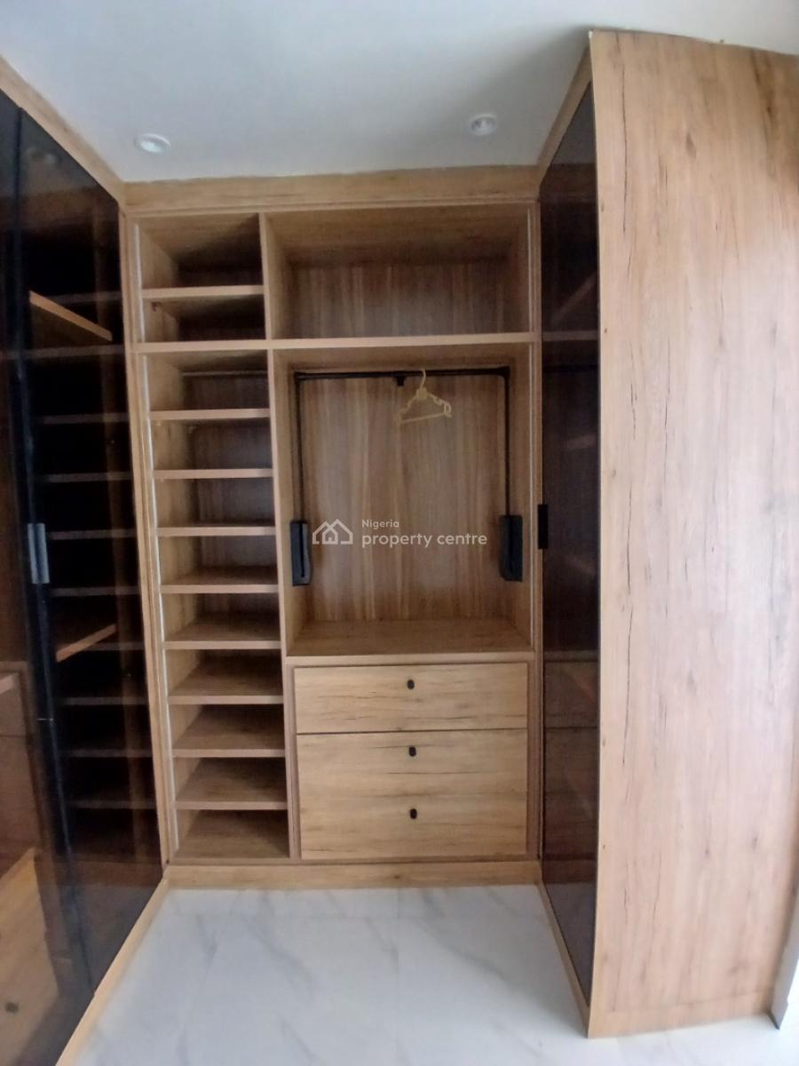 Recently Vacated 2 Bedroom En-suite Flat, Lekki Phase 1, Lekki, Lagos, Flat / Apartment for Rent