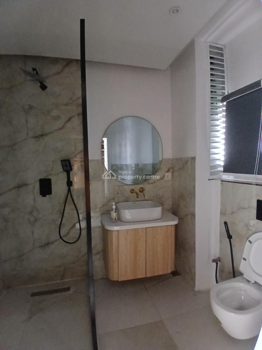 Recently Vacated 2 Bedroom En-suite Flat, Lekki Phase 1, Lekki, Lagos, Flat / Apartment for Rent