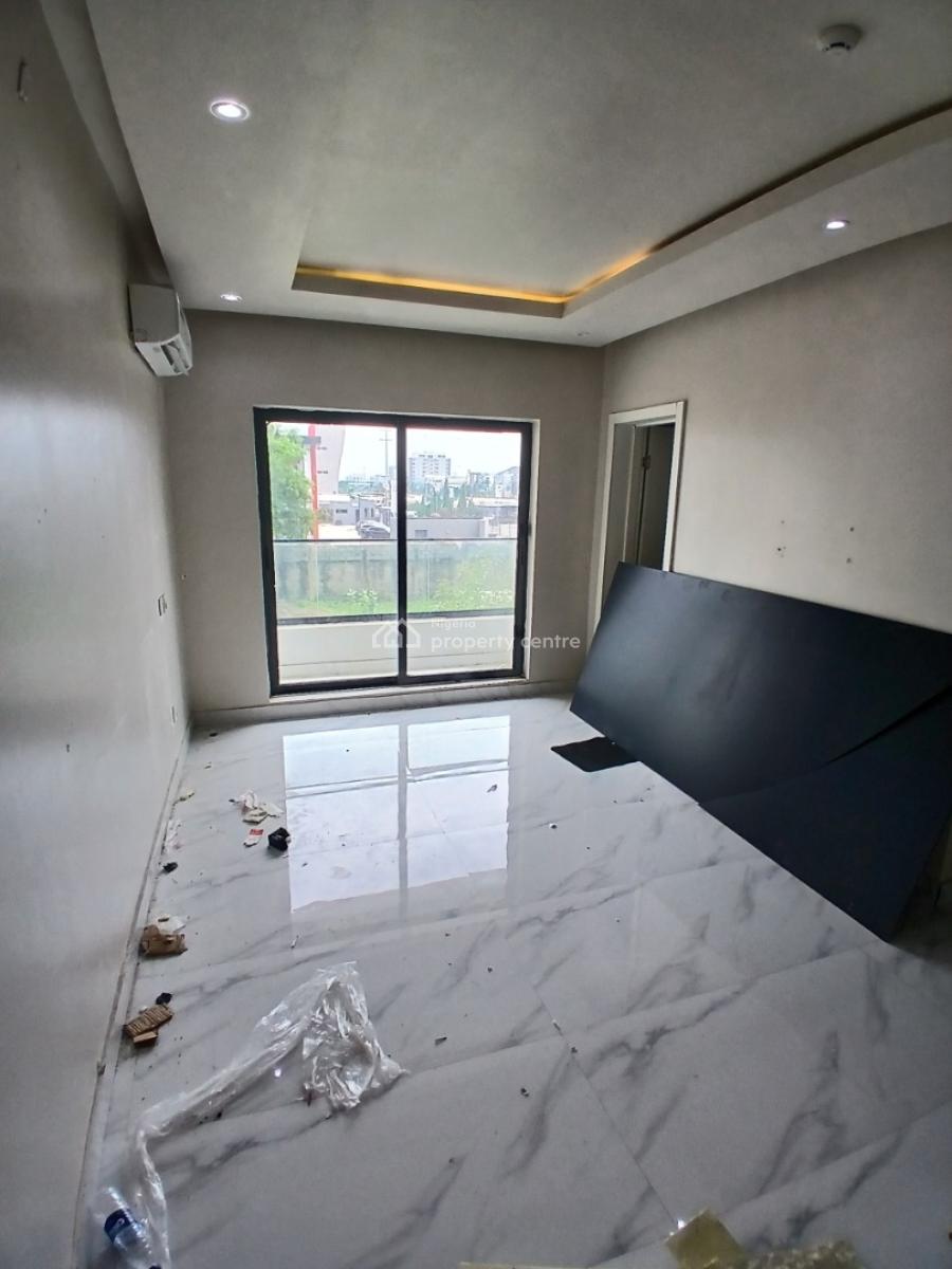 Recently Vacated 2 Bedroom En-suite Flat, Lekki Phase 1, Lekki, Lagos, Flat / Apartment for Rent