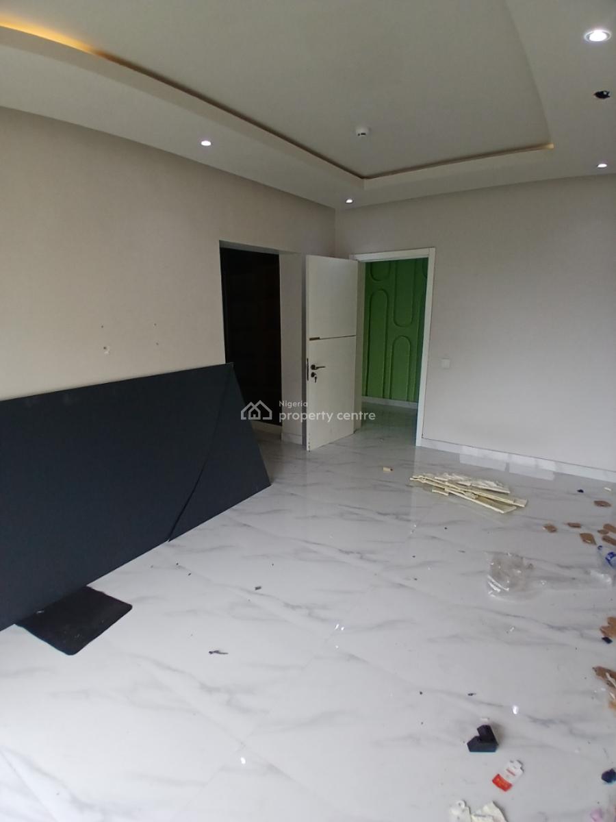 Recently Vacated 2 Bedroom En-suite Flat, Lekki Phase 1, Lekki, Lagos, Flat / Apartment for Rent