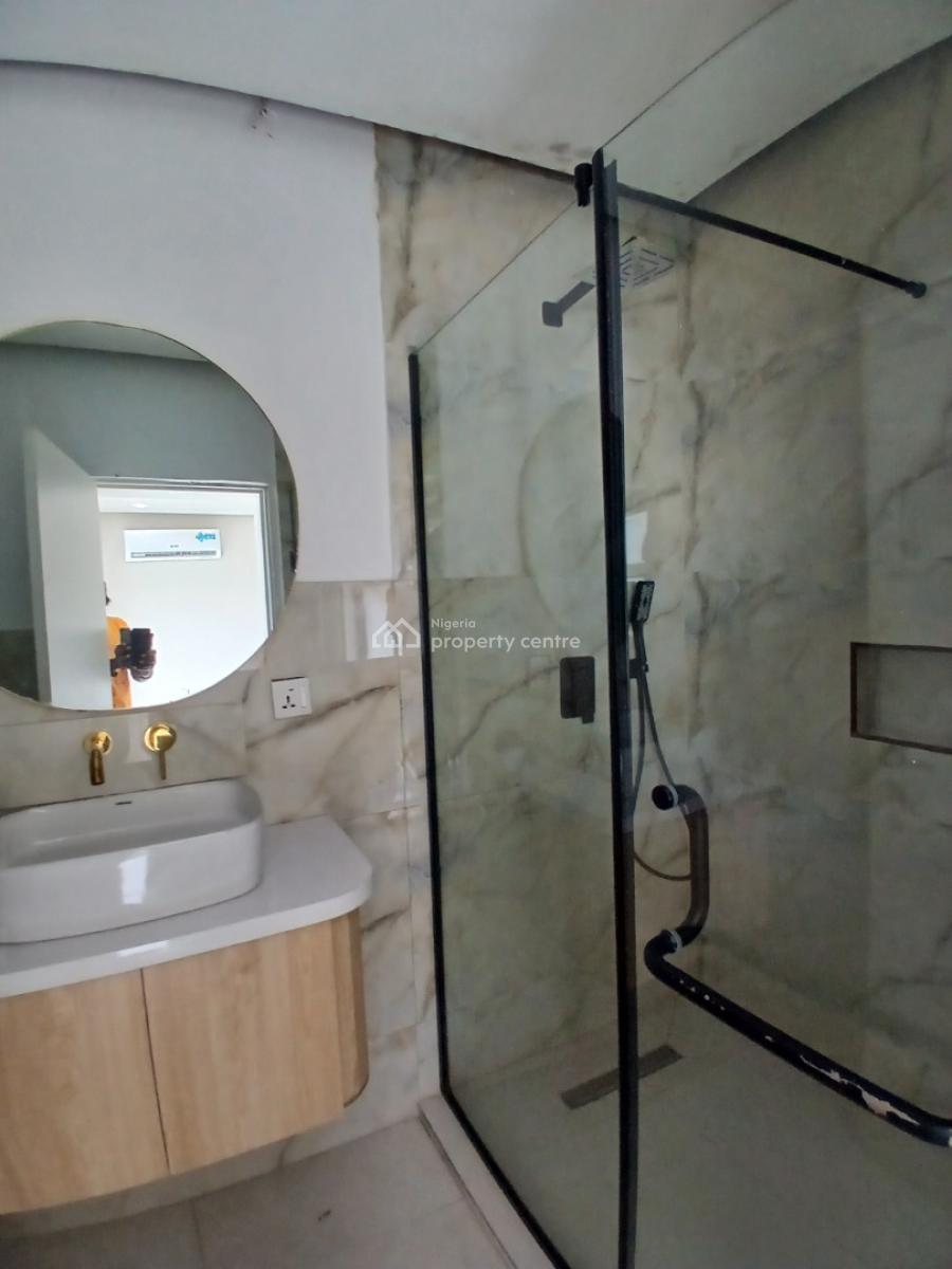 Recently Vacated 2 Bedroom En-suite Flat, Lekki Phase 1, Lekki, Lagos, Flat / Apartment for Rent