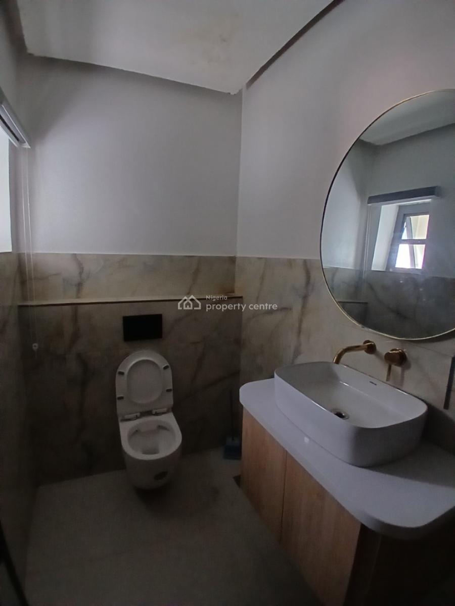 Recently Vacated 2 Bedroom En-suite Flat, Lekki Phase 1, Lekki, Lagos, Flat / Apartment for Rent