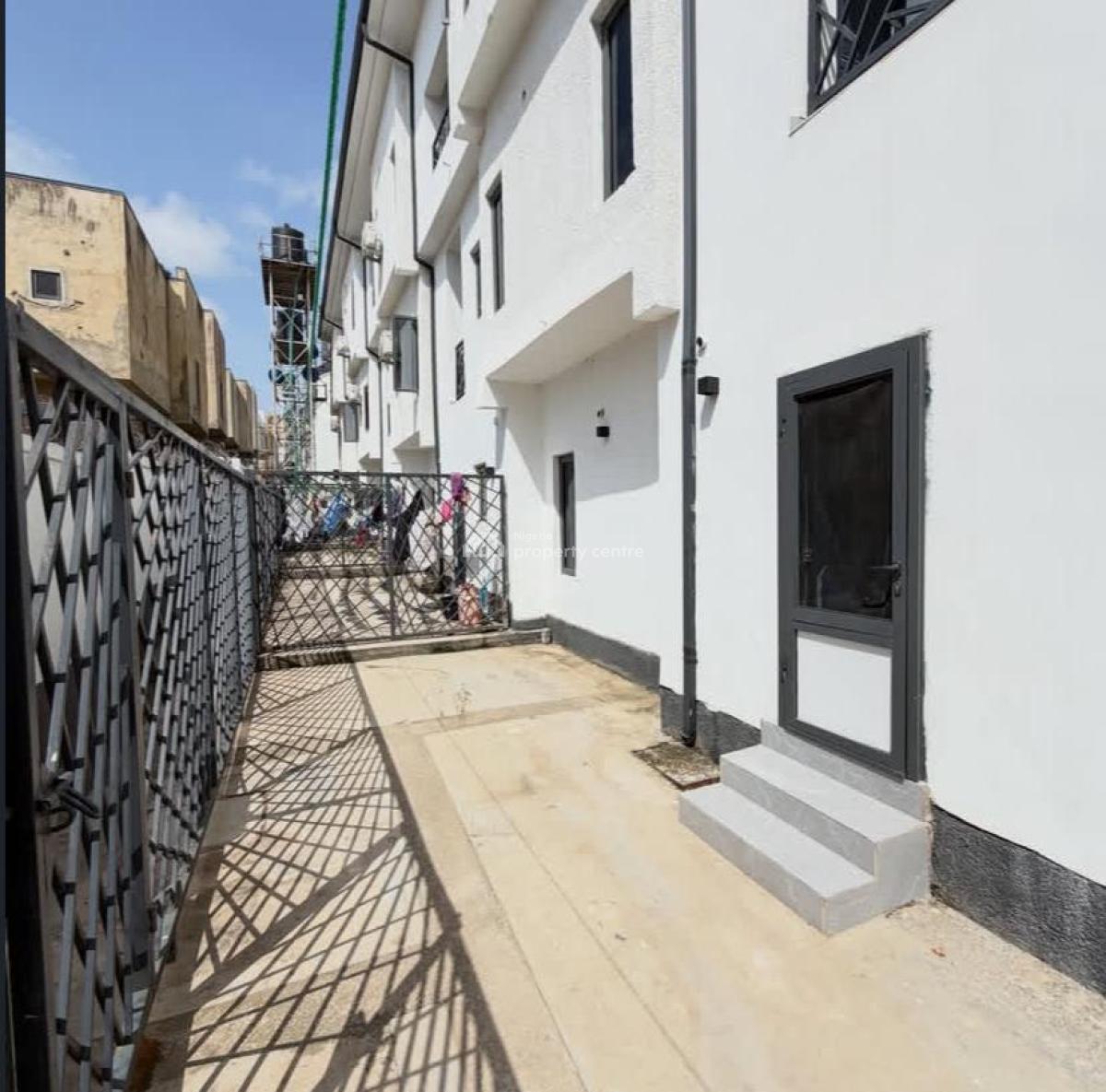 4bedroom Terrace Duplex with Bq, Tarred Road, Guzape District, Abuja, Terraced Duplex for Rent