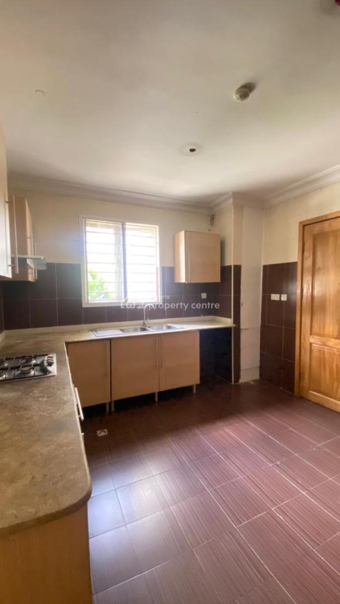 Well Maintained & Spacious 3 Bedroom Apartment, Lekki Phase 1, Lekki, Lagos, Flat / Apartment for Rent
