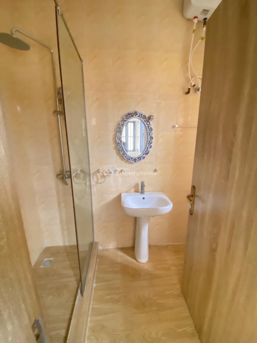 Spacious 3 Bedroom Serviced Apartment with Bq Available, Lekki Phase 1, Lekki, Lagos, Flat / Apartment for Rent