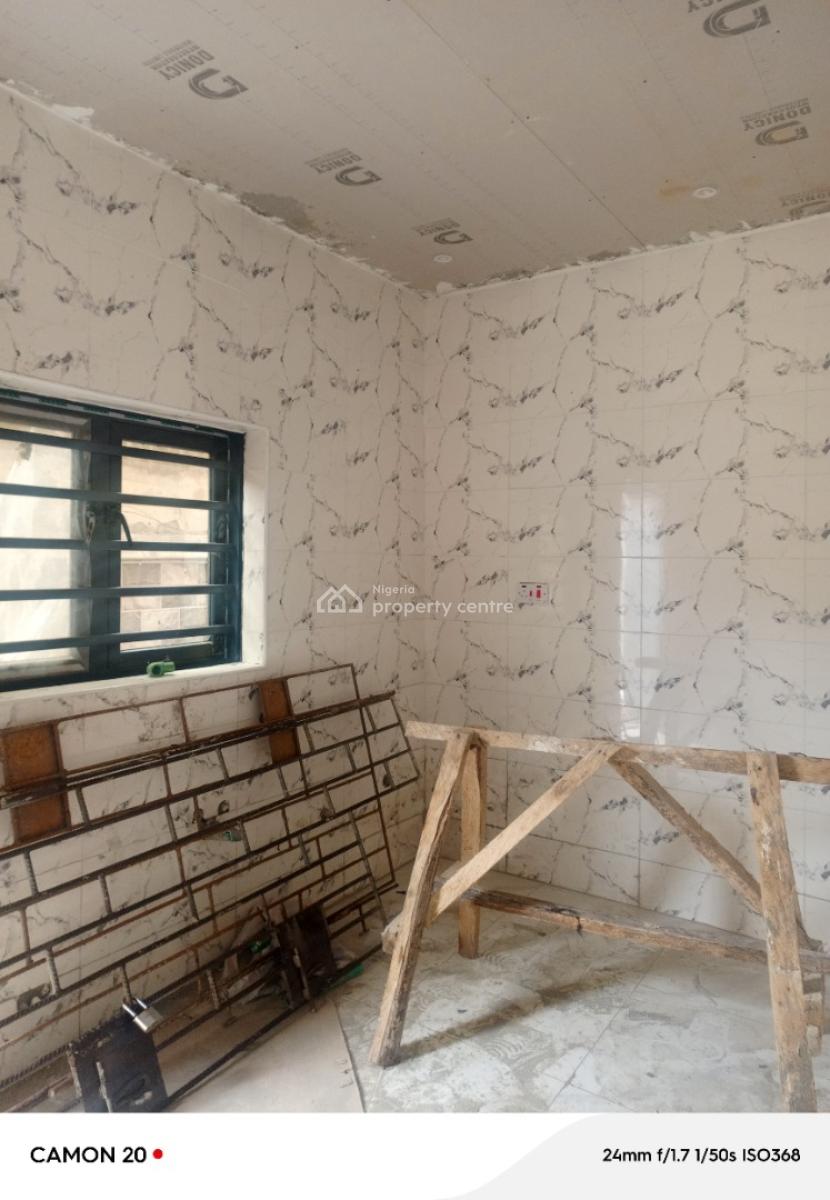 Clean 2 Bedroom Flat  Upstairs, 2 Toilet, 2 Bath, Surulere, Lagos, Flat / Apartment for Rent