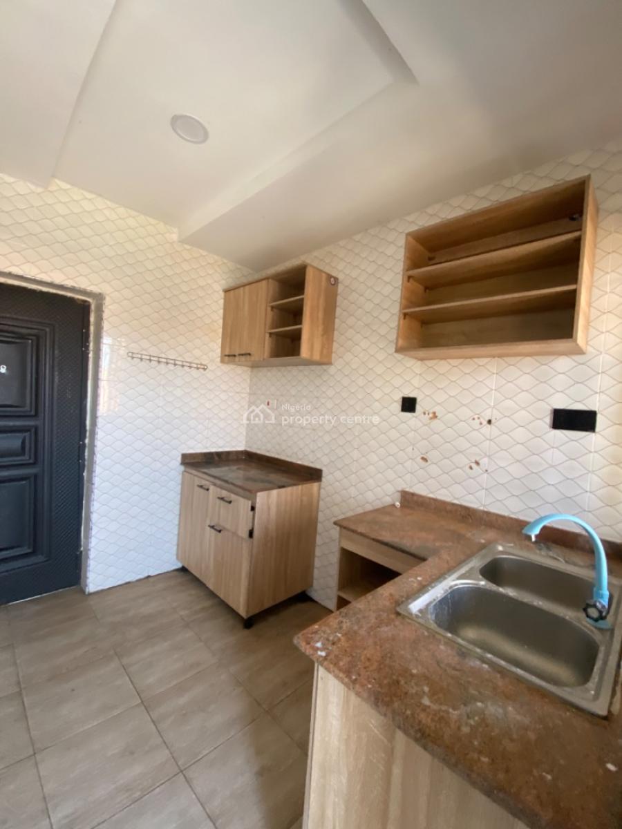 an Executive Three Bedroom Apartment Upstairs, Goodnews Estate Extension, Before Novare Shoprite Sangotedo Ajah, Lekki, Lagos, Flat / Apartment for Rent