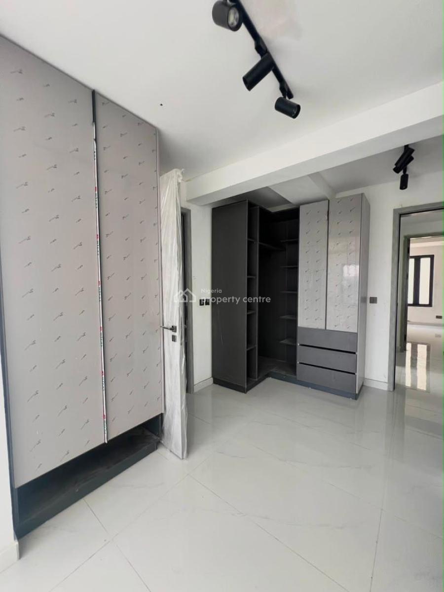 Decently Sized 4 Bedroom Waterfront Maisonette with 2bqs, Old Ikoyi, Ikoyi, Lagos, Block of Flats for Sale