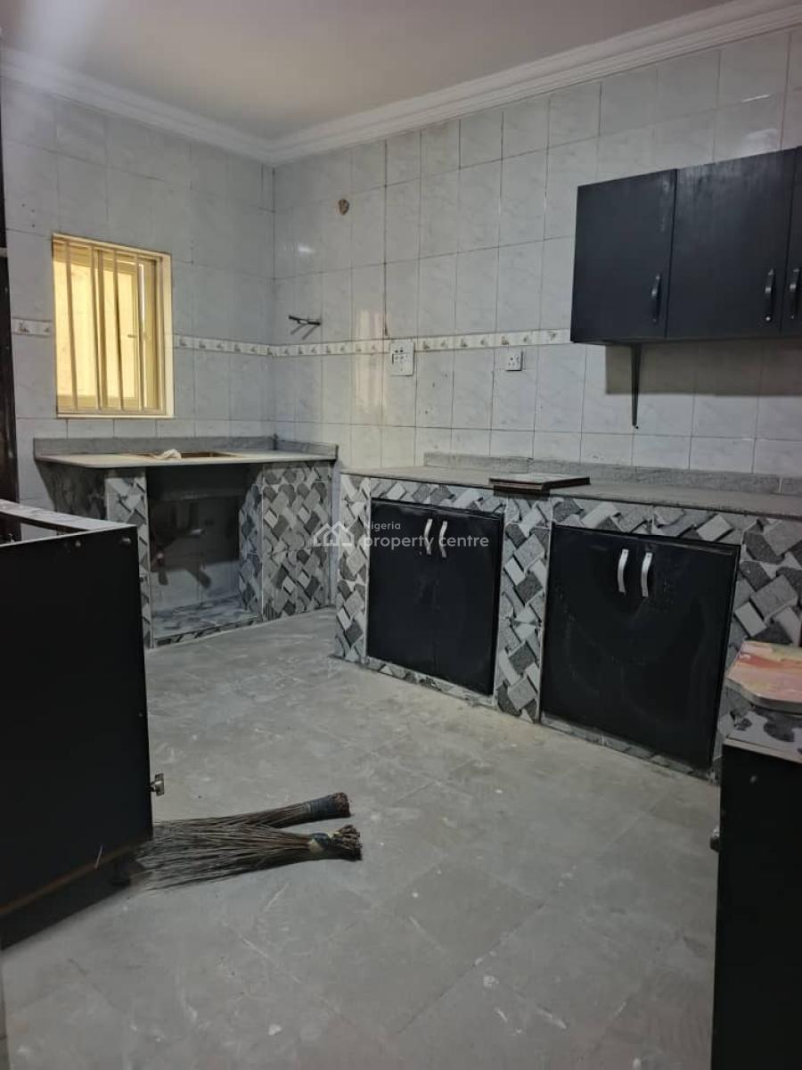 Well Renovated 2 Bedroom Apartment, Olawaiye Estate, Olowora, Magodo, Lagos, Flat / Apartment for Rent