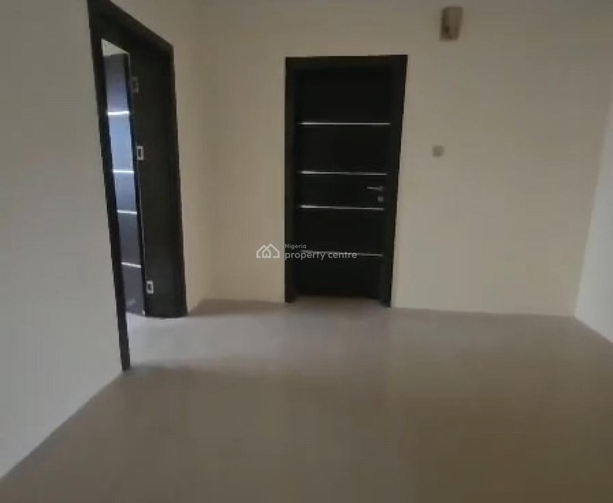 Sharp 3brm Spacious Flat Apartment, Oyadiran Sabo Yaba, Yaba, Lagos, Flat / Apartment for Rent