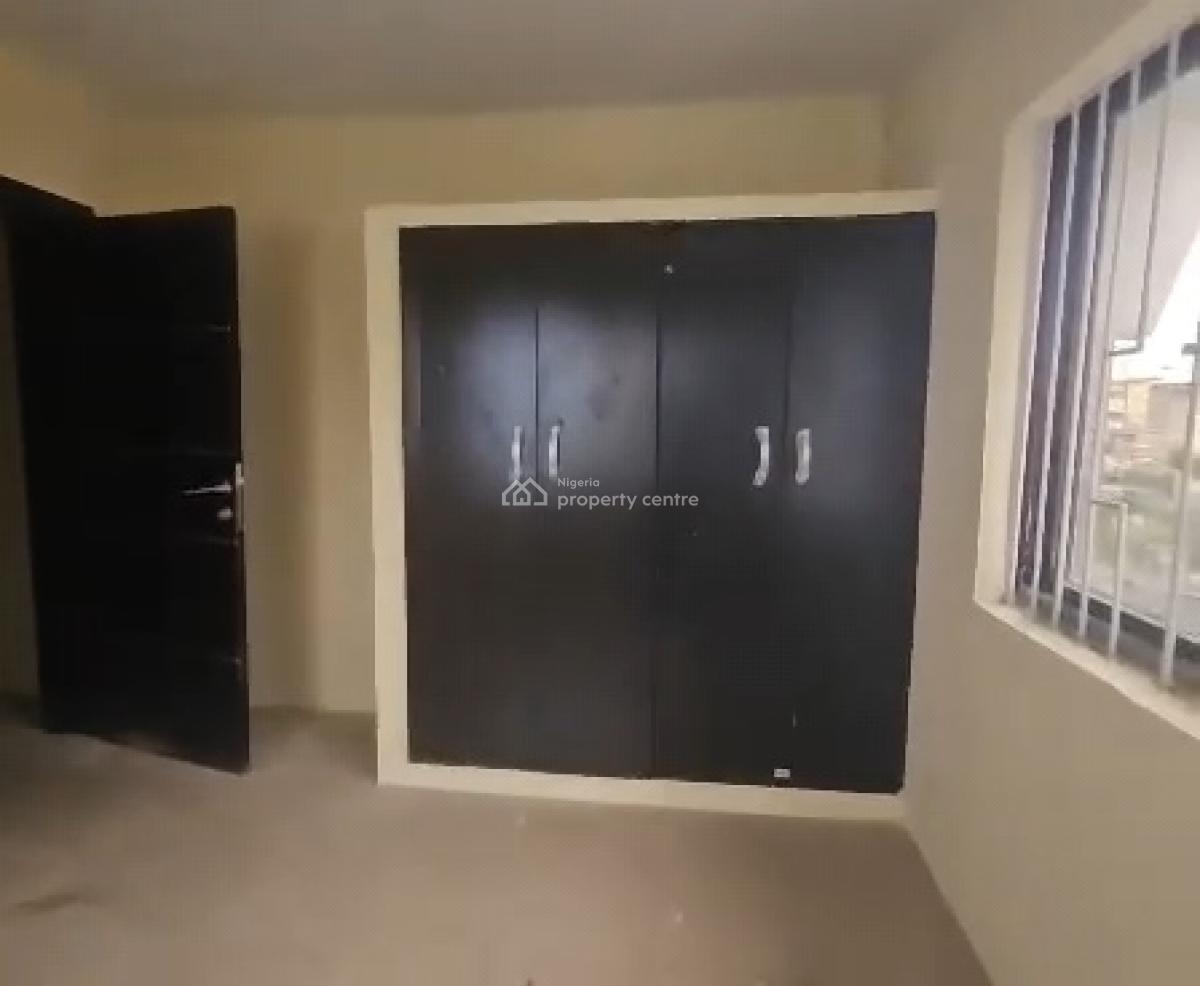 Sharp 3brm Spacious Flat Apartment, Oyadiran Sabo Yaba, Yaba, Lagos, Flat / Apartment for Rent