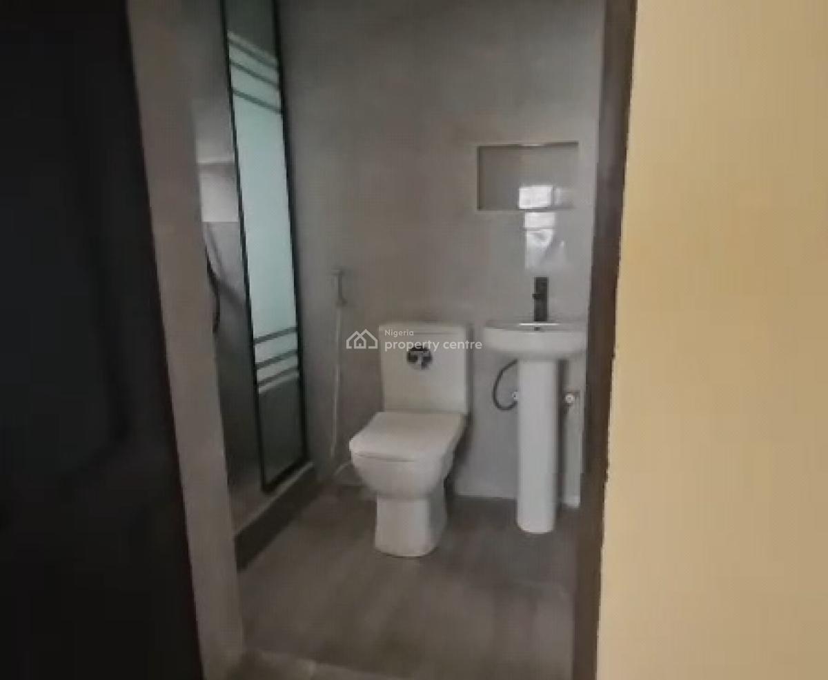 Sharp 3brm Spacious Flat Apartment, Oyadiran Sabo Yaba, Yaba, Lagos, Flat / Apartment for Rent