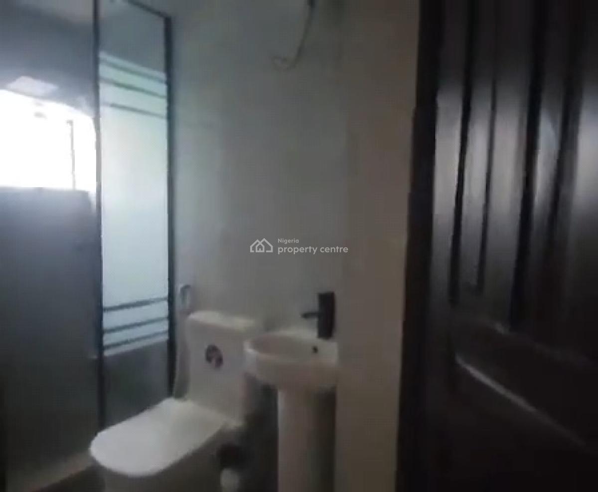 Sharp 3brm Spacious Flat Apartment, Oyadiran Sabo Yaba, Yaba, Lagos, Flat / Apartment for Rent