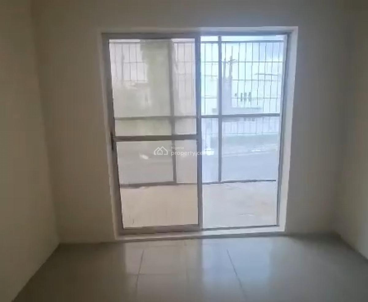 Sharp 3brm Spacious Flat Apartment, Oyadiran Sabo Yaba, Yaba, Lagos, Flat / Apartment for Rent