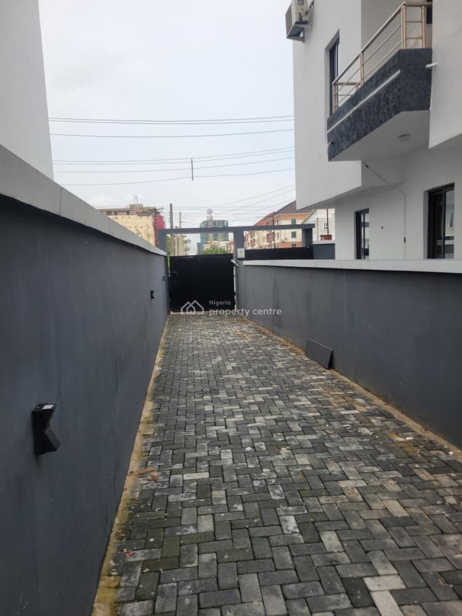 Lovely 3-bedroom Flat with a Room Bq, of Lekki Consavertion Centre Road, Lekki, Lagos, Flat / Apartment for Rent