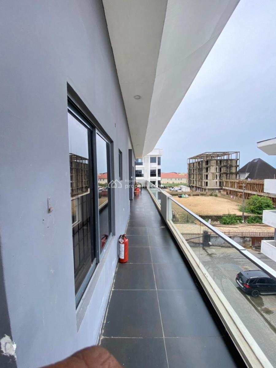Distress 3 Bedroom Apartment, Serviced Estate Off Spar Road, Ikate Elegushi, Lekki, Lagos, Flat / Apartment for Sale