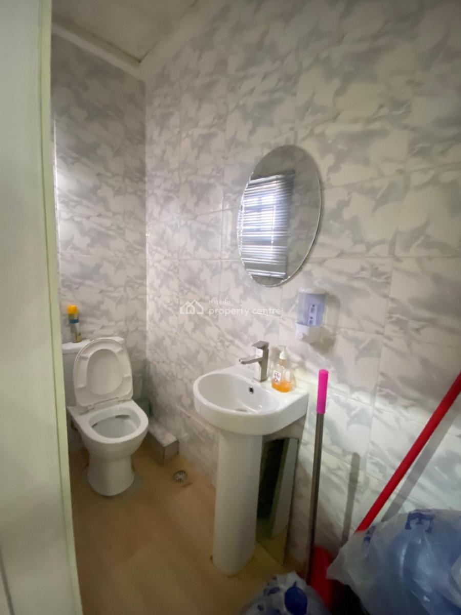 Distress 3 Bedroom Apartment, Serviced Estate Off Spar Road, Ikate Elegushi, Lekki, Lagos, Flat / Apartment for Sale