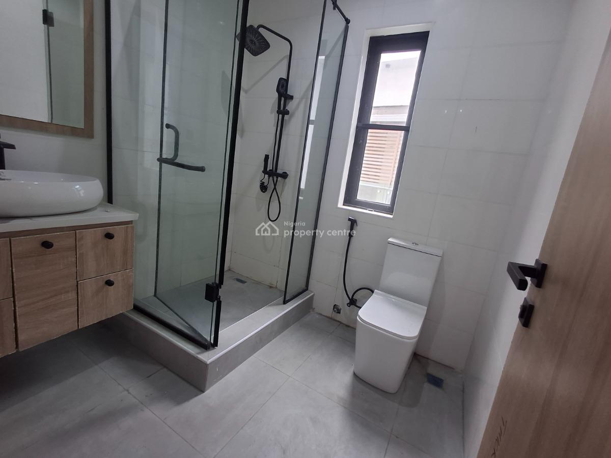 Spacious 2 Bedroom Flat with Bq, Lekki Phase 1, Lekki, Lagos, Flat / Apartment for Sale