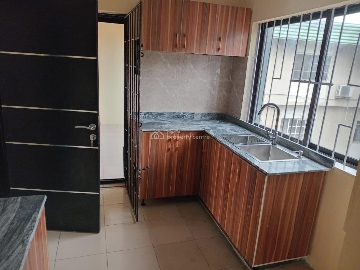 Spacious 3 Bedroom Apartment, Sabo, Yaba, Lagos, Flat / Apartment for Rent